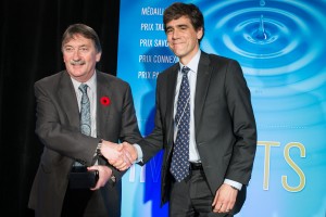 Professor Thomas Lemieux, VSE Director, at right, accepts the Insight Award from SSHRC Executive VP Ted Hewitt. Photo credit: Lipman Still Pictures